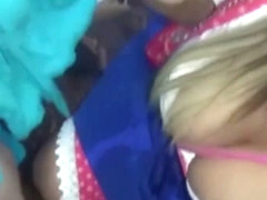 Zwei Girls blasen Schwanze auf dem Oktoberfest