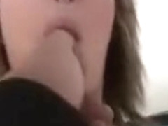 Elle exhibe son beau cul à la ferme et suce