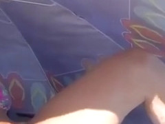 Se deja meter mano por extranos mientras el marido la graba.