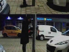 Vor dem Autohaus gefickt