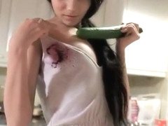 Teengirl Jasmin macht es sich mit der Gurke