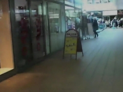 Im Einkaufszentrum Hardcore besorgt Extrem Public