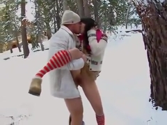 Couple chaud baise dans la neige