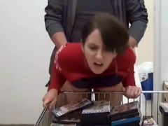 Die neue Aushilfe in der Pornovideothek gefickt